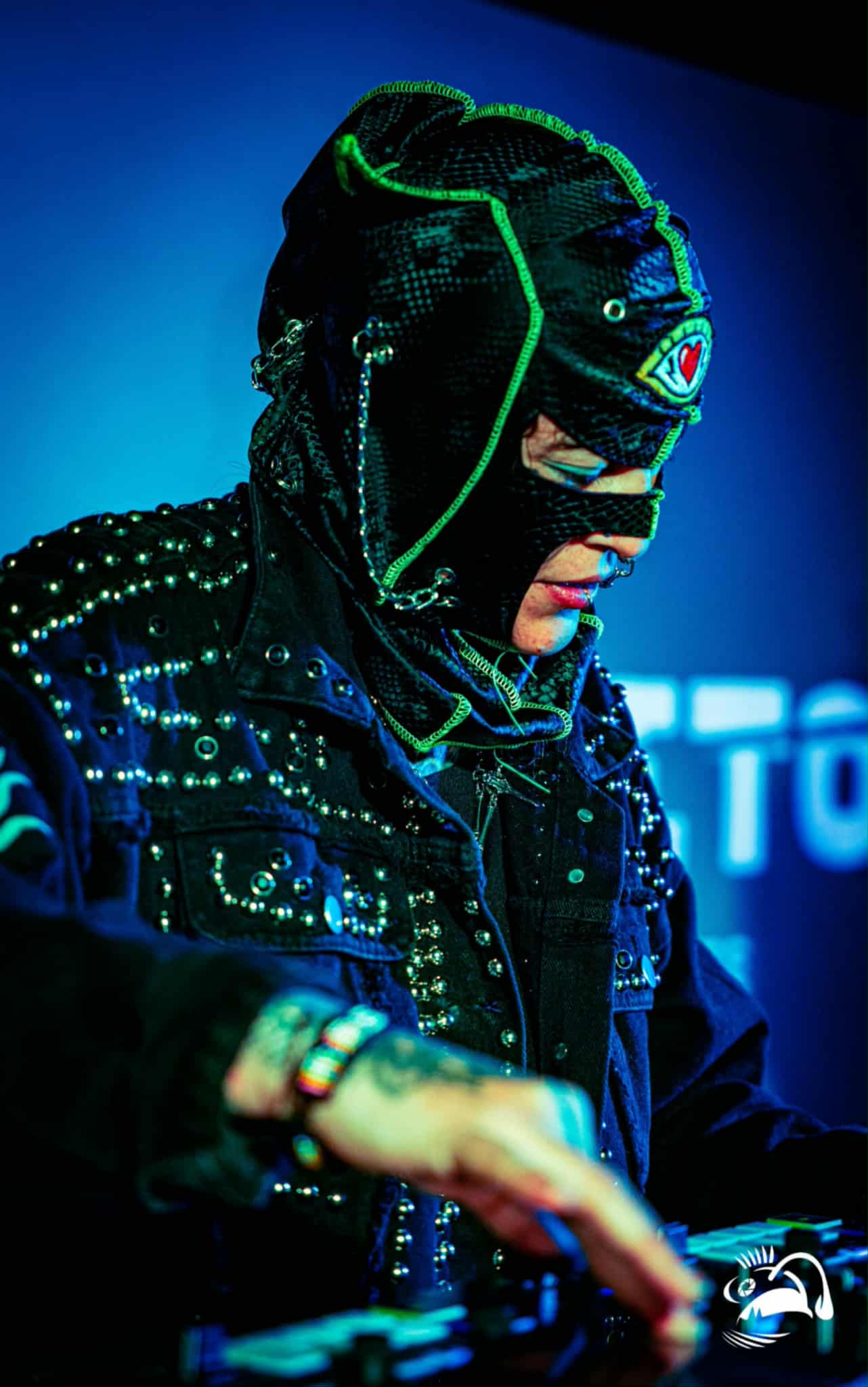 Rasu djing in green and pink lights